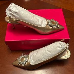 EUC Lilly Pulitzer gold shoe. 9.